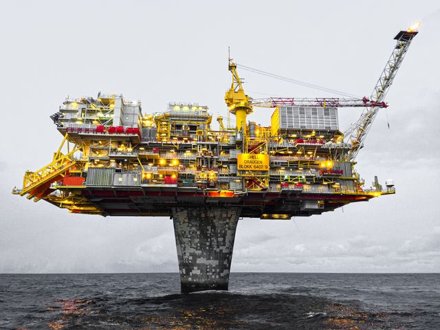 $90 Crude Spike Triggers Inflation Shockwaves Across Wall Street and SoCal Freight