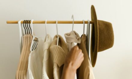 THE 37-ITEM CLOSET MIRACLE: HOW TO STOP SAYING “I HAVE NOTHING TO WEAR” FOR GOOD 