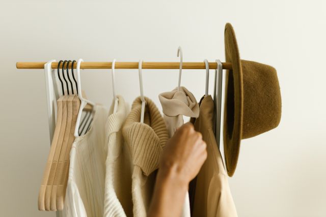 THE 37-ITEM CLOSET MIRACLE: HOW TO STOP SAYING “I HAVE NOTHING TO WEAR” FOR GOOD 