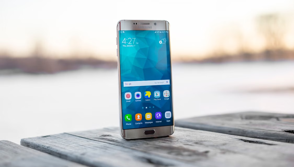 Smartphone Makers Focus on AI Features, Battery Life and Privacy to Attract Buyers