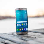Smartphone Makers Focus on AI Features, Battery Life and Privacy to Attract Buyers
